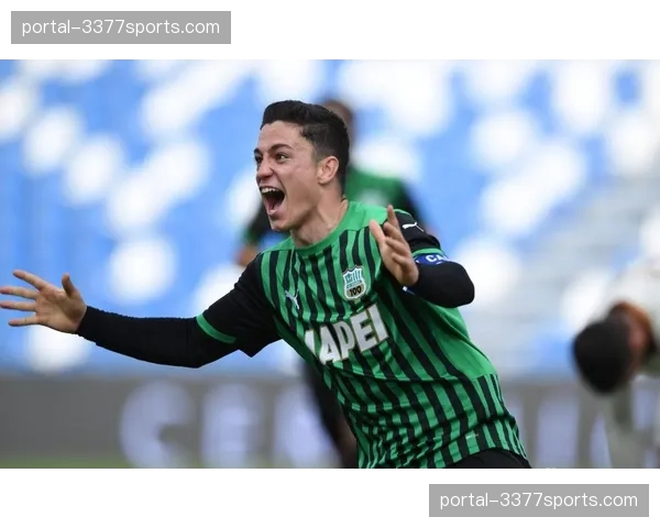 赛场瞬间:萨索洛球员进球后展示祝福患病小球迷的T恤 赛场瞬间:萨索洛球员进球后展示祝福患病小球迷的T恤