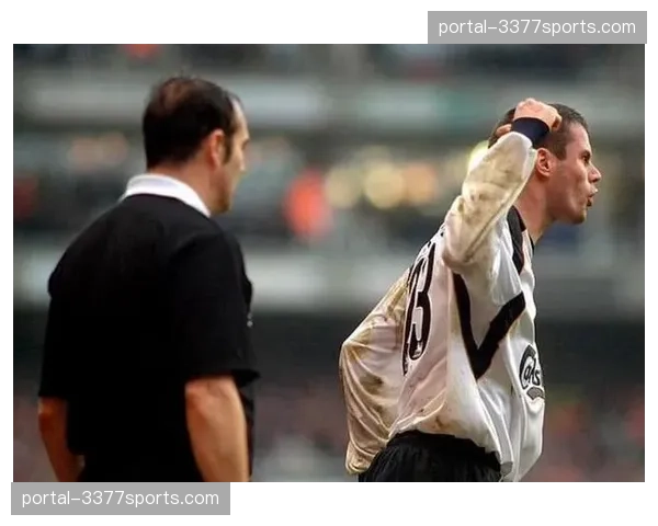 比赛因球迷投掷杂物中断十分钟，主裁警告可能取消比赛